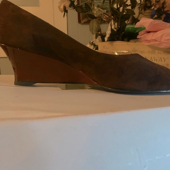 MAGDESIANS retro brown suede open toe w/ patent wedge. Like new 13W - Picture 5 of 8